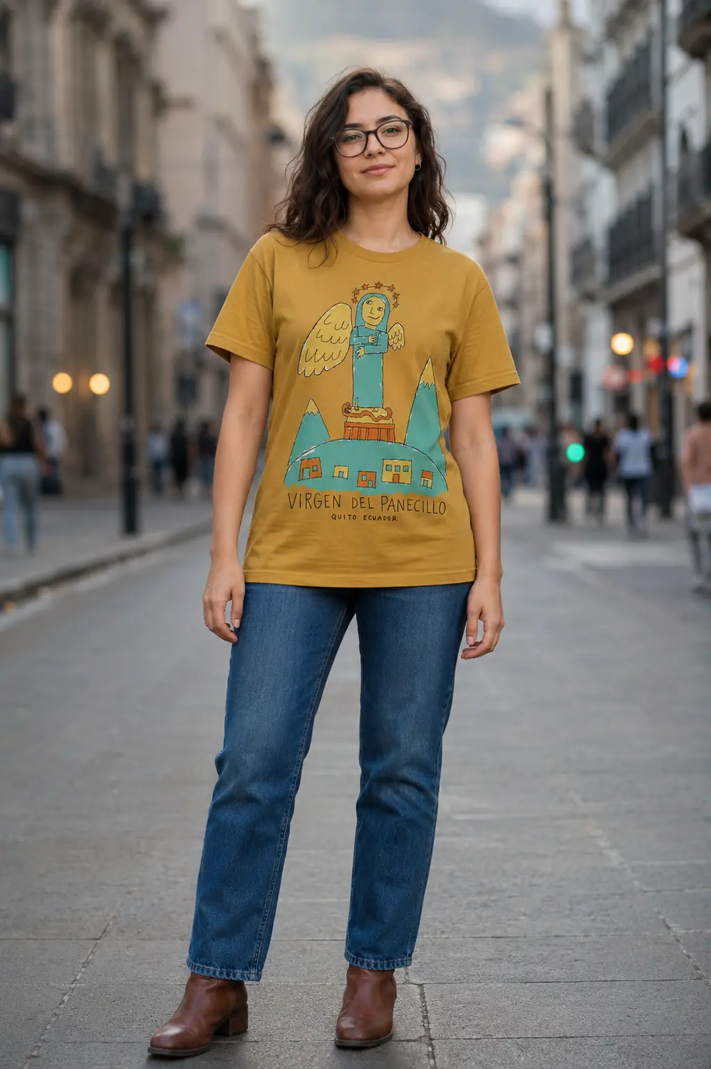 Camiseta mostaza CHUEKO con ilustración de la Virgen del Panecillo